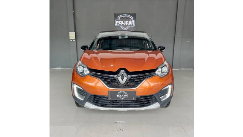 RENAULT - CAPTUR - 2017/2018 - Laranja - R$ 72.900,00