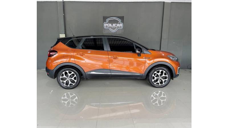 RENAULT - CAPTUR - 2017/2018 - Laranja - R$ 72.900,00