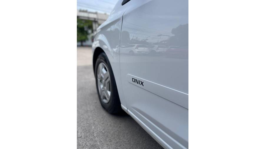 CHEVROLET - ONIX - 2018/2018 - Branca - R$ 48.900,00