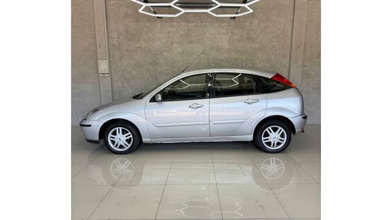 FORD - FOCUS - 2005/2005 - Prata - R$ 24.900,00